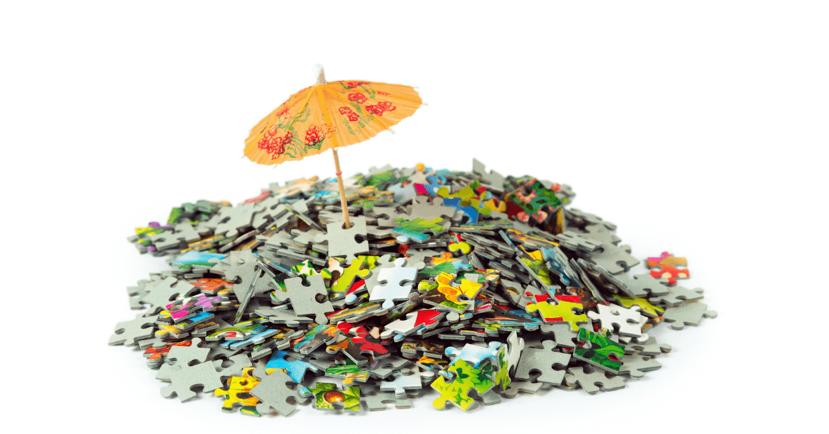 Foto del montón de piezas de un rompecabezas con un paraguas